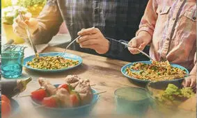 کم غذا بخوریم یا درست غذا بخوریم؛ کدام بهتر است؟