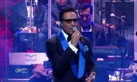 سفر در زمان؛ «امید، خواننده» در حال پیاده شدن از اتوبوس رزمنده ها؛ دهه 60