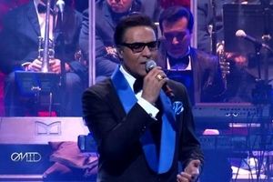 سفر در زمان؛ «امید، خواننده» در حال پیاده شدن از اتوبوس رزمنده ها؛ دهه 60