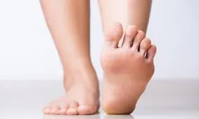 چرا نباید پابرهنه در خانه راه برویم؟