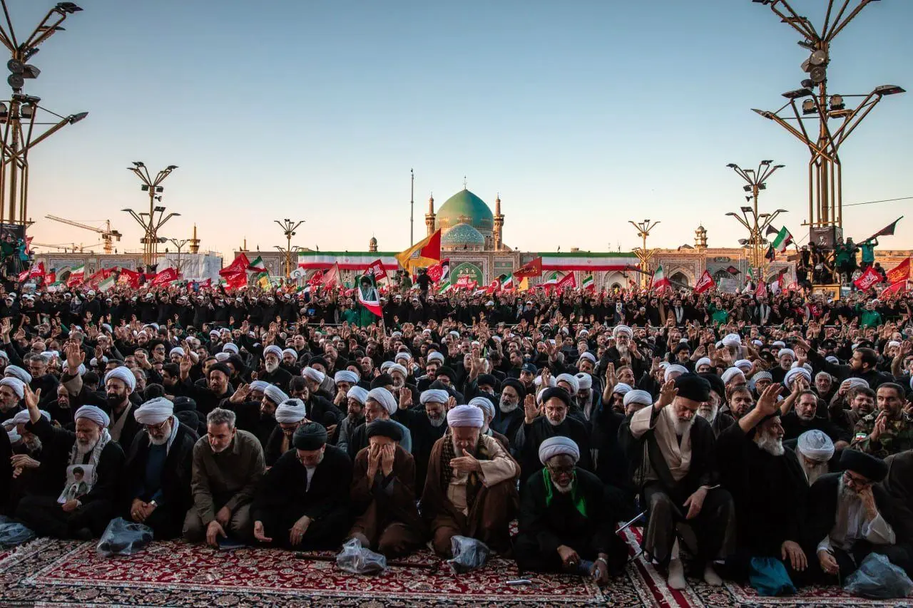 وداع سیاسیون با رهبر شهید؛ از قنوت قاآنی در نماز و همنشینی قالیباف و سید حسن خمینی تا چفیه رئیس بنیاد مستضعفان/ شیخ زکزاکی و عمار حکیم هم بودند + عکس