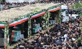 انتقال پیکرهای ابراهیم رئیسی و همراهان وی از معراج شهدای تبریز/ عبور پیکر شهدای خدمت از میان خیل جمعیت/ پیکر شهدای خدمت وارد فرودگاه مهرآباد تهران شد/ استقبال اعضای کابینه از پیکر شهید رئیسی/ ویدئو

