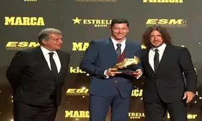 کفش طلا 2022 در دستان روبرت لواندوفسکی/ عکس
