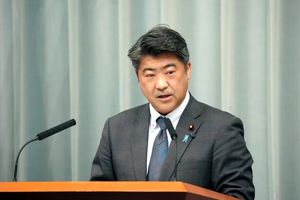  دستیار نخست وزیر ژاپن به خاطر دست در جیب کردن، عذرخواهی کرد/ عکس