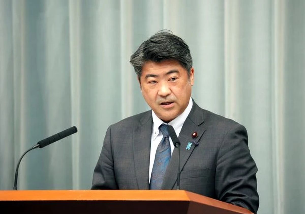  دستیار نخست وزیر ژاپن به خاطر دست در جیب کردن، عذرخواهی کرد/ عکس