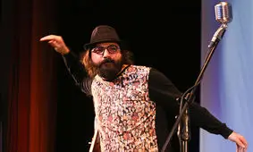 اشتباه گرفتن بهزاد عمرانی، خواننده گروه بمرانی با پیک!/ ویدئو