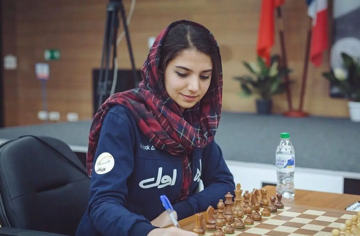 سارا خادم‌الشریعه در مسابقات جهانی حجاب از سر برداشت/ برترین شطرنج‌باز ایران به کشور برمی‌گردد؟/ عکس

