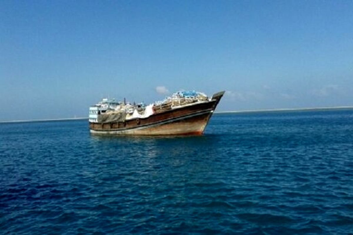 نیروی دریایی ارتش لنج عمانی را نجات داد