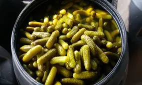 آیا لایه سفید روی آب خیارشورهای فله خطرناک است؟