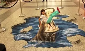 هنر خیابانی؛ خلاقیت بامزه هنرمند آلمانی که «اسب آبی» را به «مرکز خرید» آورده است 