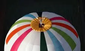 رکورد ایستادن روی بالن در حال پرواز شکست