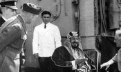 سفر در زمان؛ «پادشاه اول عربستان و اطرافیان در حال خوردن یک شتر کامل»؛ سال 1325