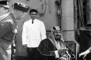 سفر در زمان؛ «پادشاه اول عربستان و اطرافیان در حال خوردن یک شتر کامل»؛ سال 1325