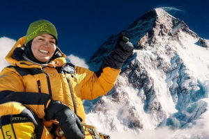 فتح چهارمین قله بلند دنیا توسط افسانه حسامی‌ فر، کوهنورد ایرانی

