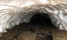 تونل برفی ازنا گردشگران را گرفتار کرد/ یک نفر فوت شد

