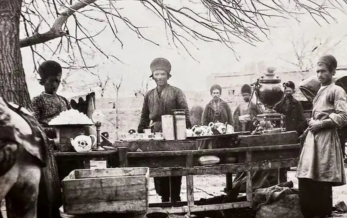سفر در زمان؛ تصویری از مردان قاجاری در حال چای خوردن در زیر سایبان 