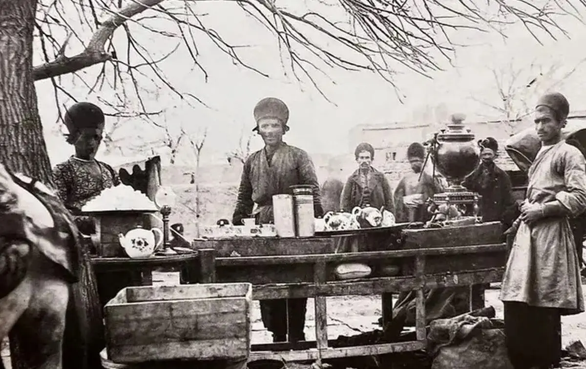 سفر در زمان؛ تصویری از مردان قاجاری در حال چای خوردن در زیر سایبان 