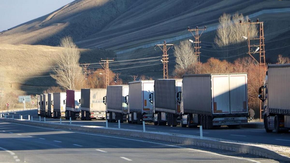 صف ۱۰ کیلومتری کامیون ها در گذرگاه مرزی ایران و ترکیه!/ تصاویر