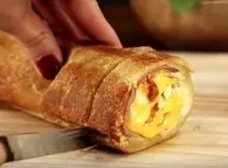 طرز تهیه یک غذای ساده با نان باگت و تخم مرغ/ ویدئو 