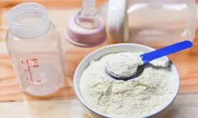 آیا شیر خشک می‌تواند بر سلامت کودک شما تأثیر بگذارد؟