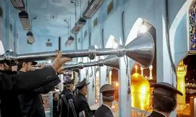 لحظاتی زیبا از نواختن اولین نقاره در سال ۱۴۰۳ از نقاره خانه حرم مطهر رضوی/ ویدئو