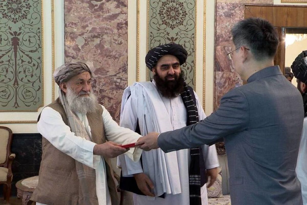 سفیر چین، استوارنامه خود را به مقامات طالبان تحویل داد 

