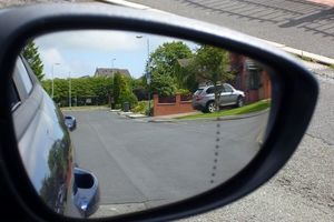 خط مشکی روی آینه بغل چه کاربردی دارد؟
