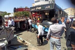 تصادف زنجیره ای در تبریز؛ سواری پراید زیر اتوبوس له شد/ عکس