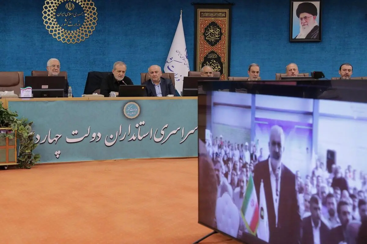 پزشکیان: تفویض اختیار به استانداران را رها نمی‌کنیم

