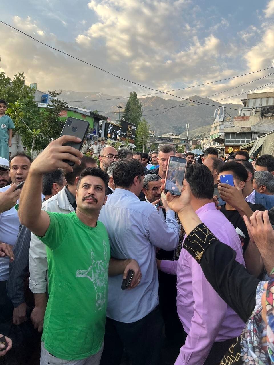 (تصاویر) محمود احمدی نژاد در امامزاده صالح تجریش / بازار داغ سلفی با آقای کاندیدا