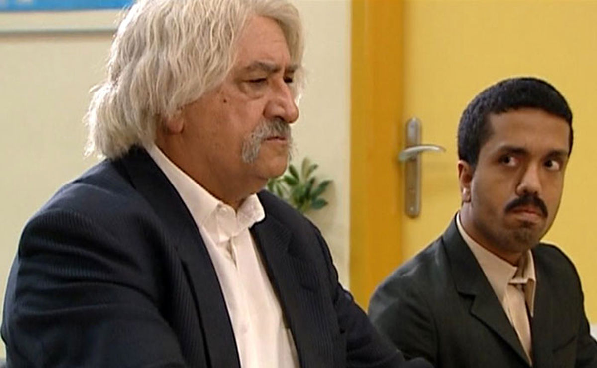 نماز خواندن امید علیمردانی، بازیگر سریال ستایش روی دیوار چین/ ویدئو