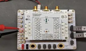 دانشمندان یک «کارخانه نور کوانتومی» را در تراشه‌ای کوچک جای دادند

