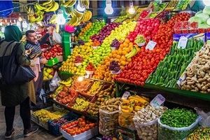نرخ پیاز به ۱۵ هزار تومان کاهش یافت/ قیمت میوه‌های شب عید اعلام شد

