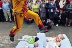 رسم و رسوم عجیب و غریب کشورها/ از بستن پای چینی ها تا پریدن از روی کودکان اسپانیایی