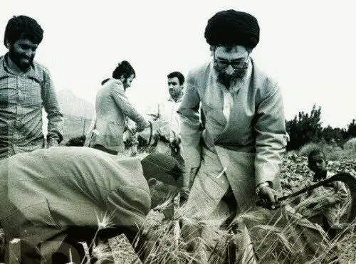 عکس کمتر دیده شده از رهبر انقلاب در حال کشاورزی