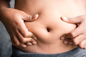 ۵ علت بوی بد ناف چیست؟