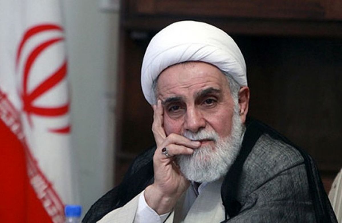خبرنگار مشهور زن در حال مصاحبه با ناطق نوری در روز انتخابات ریاست جمهوری ۷۶/ عکس