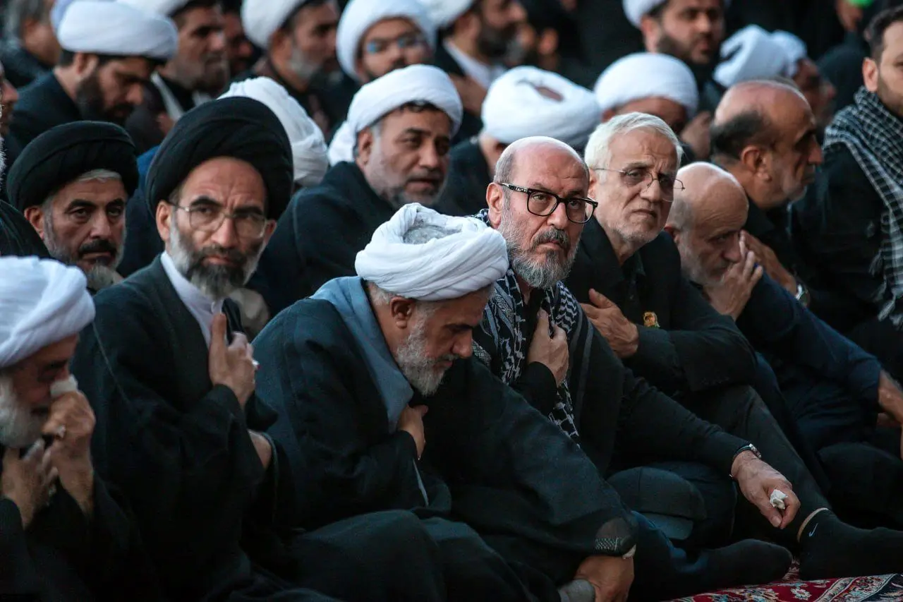 وداع سیاسیون با رهبر شهید؛ از قنوت قاآنی در نماز و همنشینی قالیباف و سید حسن خمینی تا چفیه رئیس بنیاد مستضعفان/ شیخ زکزاکی و عمار حکیم هم بودند + عکس