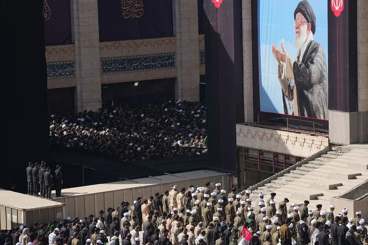 گزارشی تصویری از اقامه نماز بر پیکر مطهر رهبر شهید
