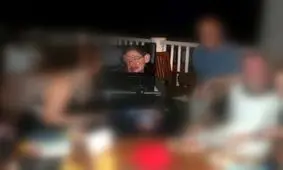 انتشار عکس‌های استفن هاوکینگ در جزیره اپستین روی ویلچر!