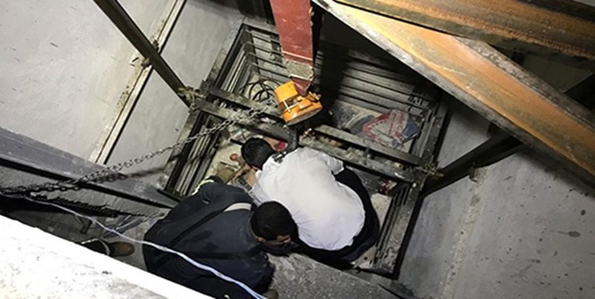 سقوط زن مشهدی روی کابین آسانسور