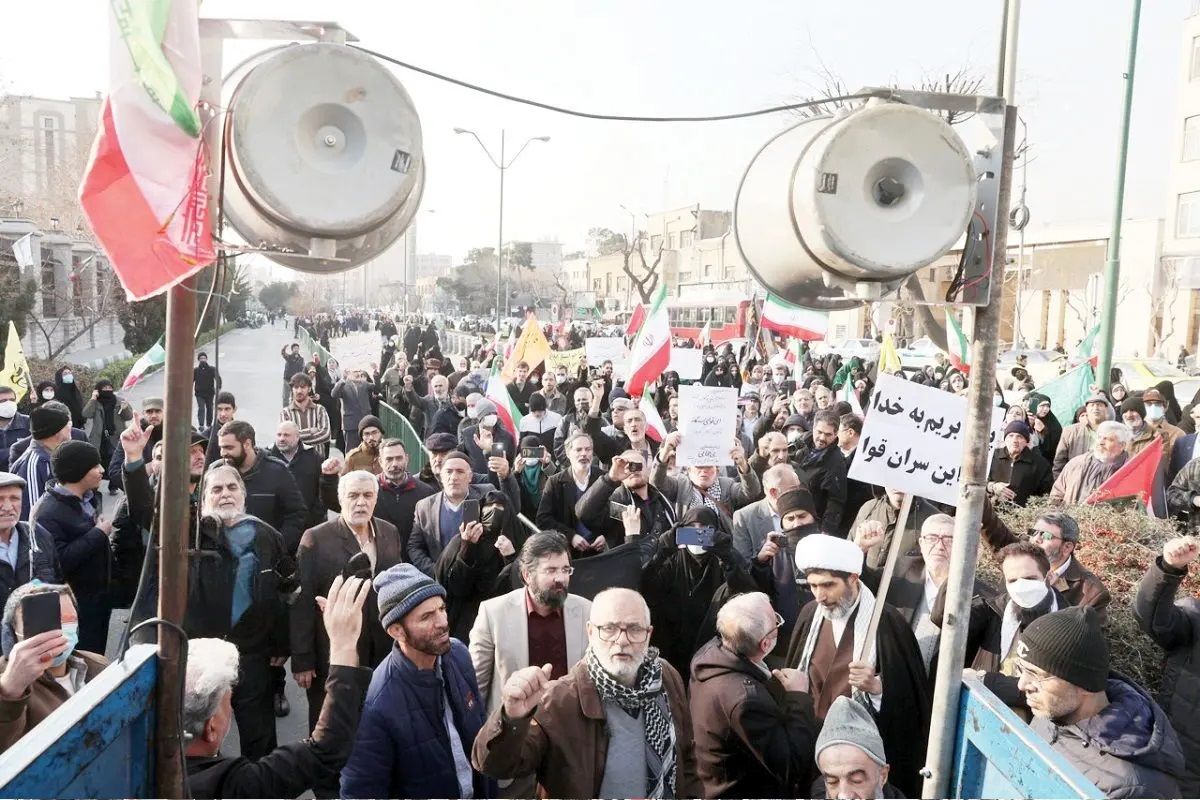 تندروها علیه سران قوا/ فعالان سیاسی پاسخ می دهند: چرا سطح شعار تجمعات خیابانی هر روز بالاتر می رود؟