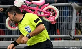 فوتبال عجیب ترکیه | پرتاب دوچرخه به سر کمک‌داور!