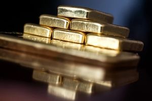 نزول طلا با تقویت دلار و کاهش تنش ها؛ آیا بازار دارایی امن از تب و تاب افتاد؟