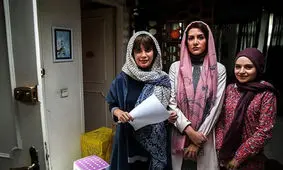 ماجراهای عکسی که سینمای ایران را تکان داد/ نخستین تصویرِ کامل، از بازیگرانِ زنِ فیلم "کاناپه"، با موی مصنوعی