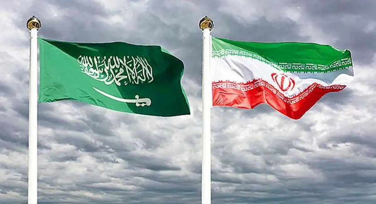 پایین آمدن تابلوی آیت‌الله نمر از خیابان محل کنسولگری عربستان در مشهد/ عکس

