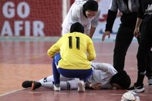 انتقادها از نحوه برگزاری سوپرلیگ فوتسال زنان ایران؛ تأخیر در شروع مسابقات به دلیل زمین روغنی!

