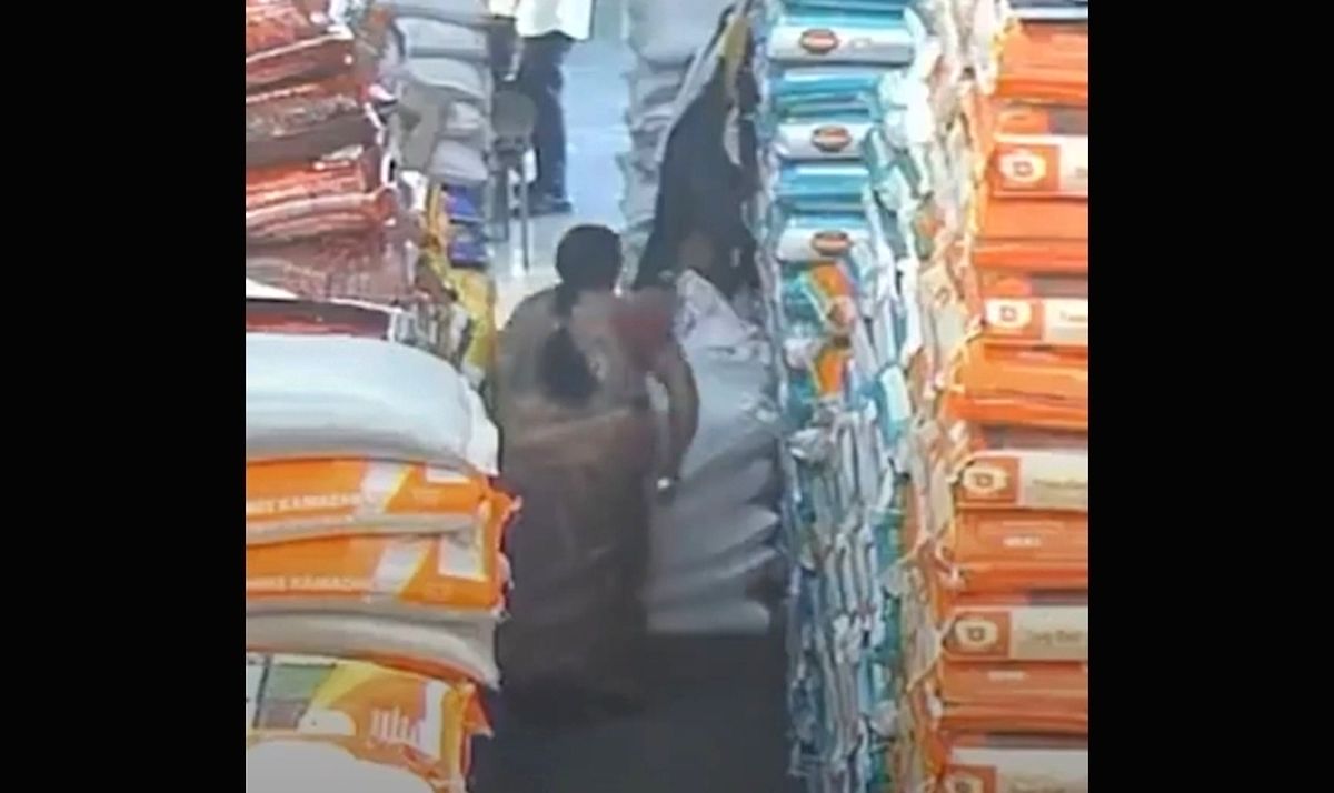 له شدن یک زن زیر ده‌ها کیسه برنج/ ویدئو