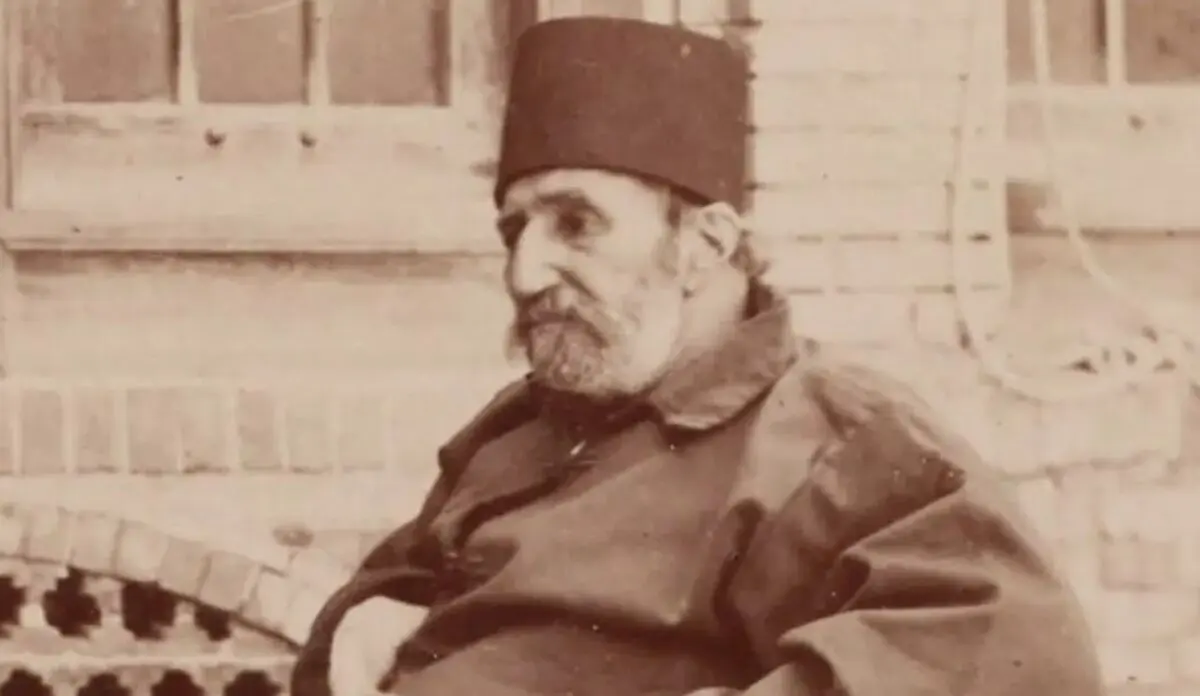سفر در زمان؛ «خزانه‌دار ناصرالدین شاه» سوار بر «ویلچر» در حیاط قصر
