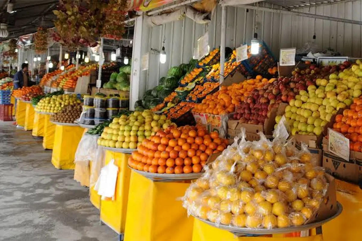 سفر در زمان؛ تصویر جالبی از یک مغازه میوه‌فروشی در قم در دهۀ 60 